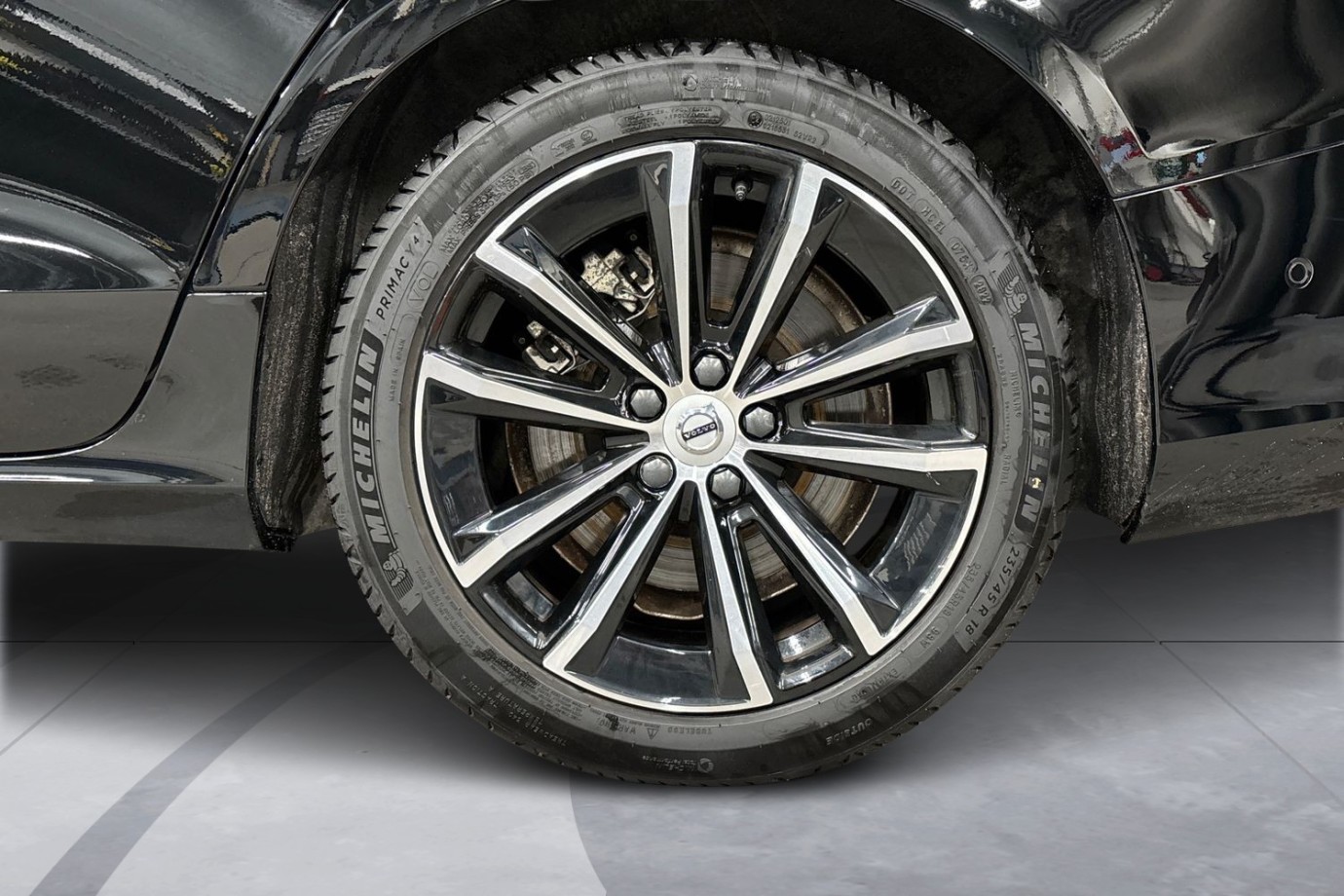 Esittelykuva Volvo S60 lataushybridiautosta.