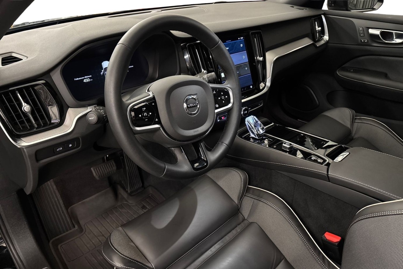 Esittelykuva Volvo S60 lataushybridiautosta.