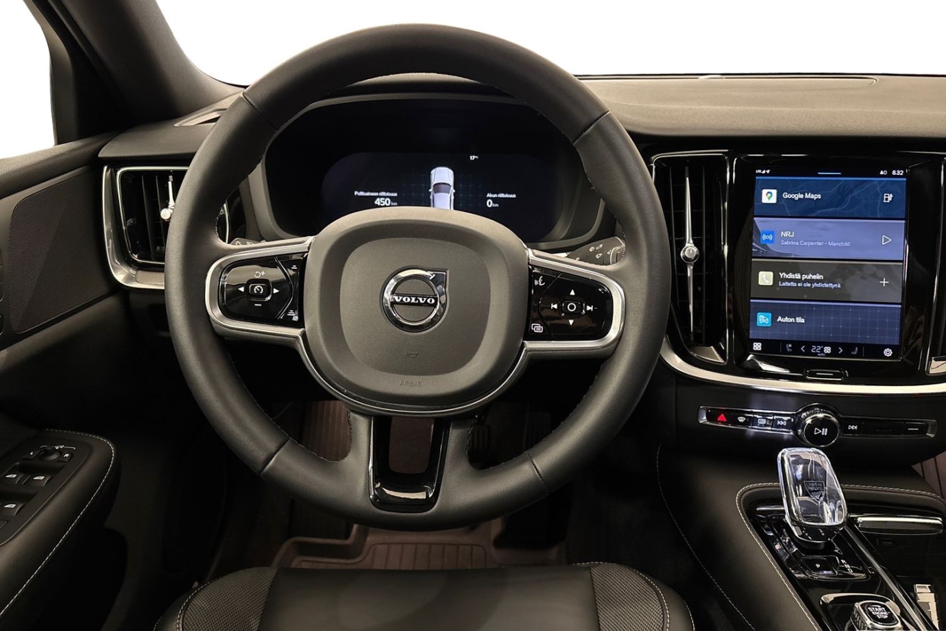 Esittelykuva Volvo S60 lataushybridiautosta.