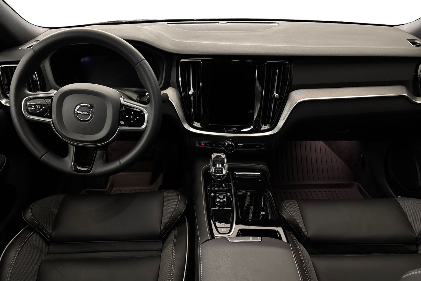 Esittelykuva Volvo S60 lataushybridiautosta.