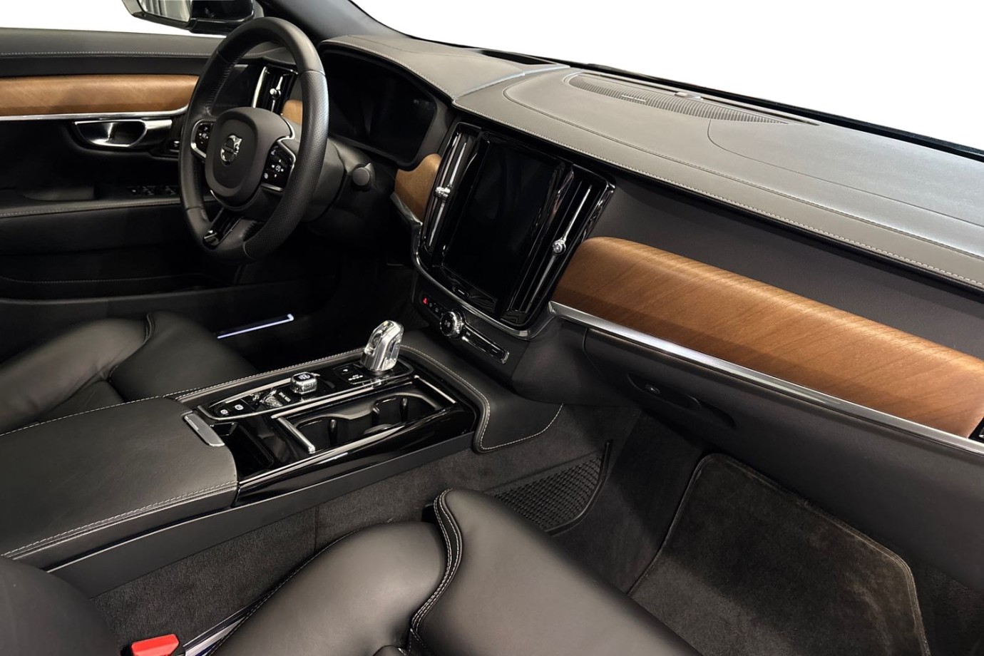 Esittelykuva Volvo S90 lataushybridiautosta.