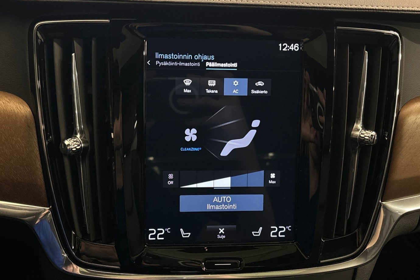 Esittelykuva Volvo S90 lataushybridiautosta.