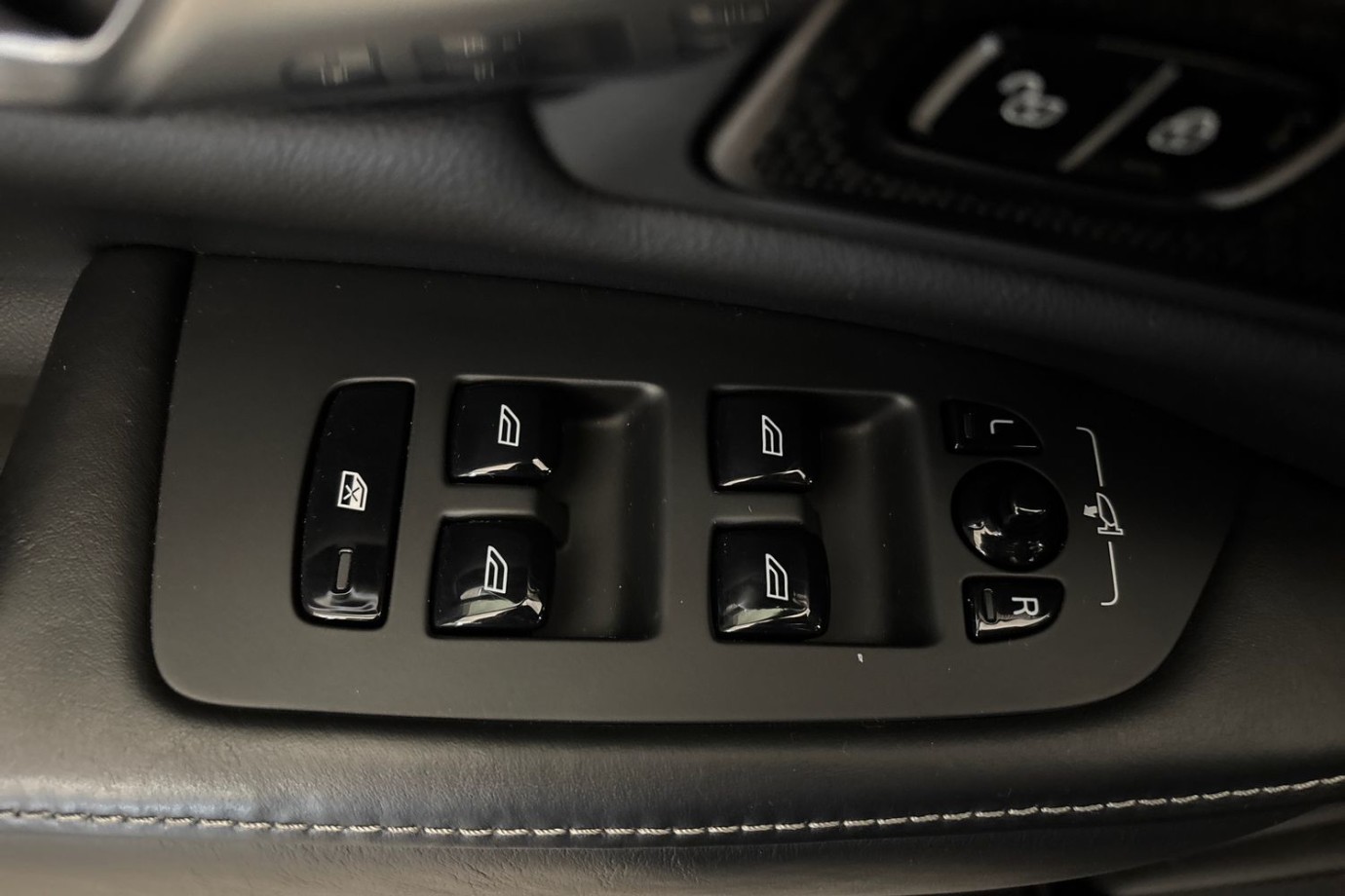 Esittelykuva Volvo S90 lataushybridiautosta.