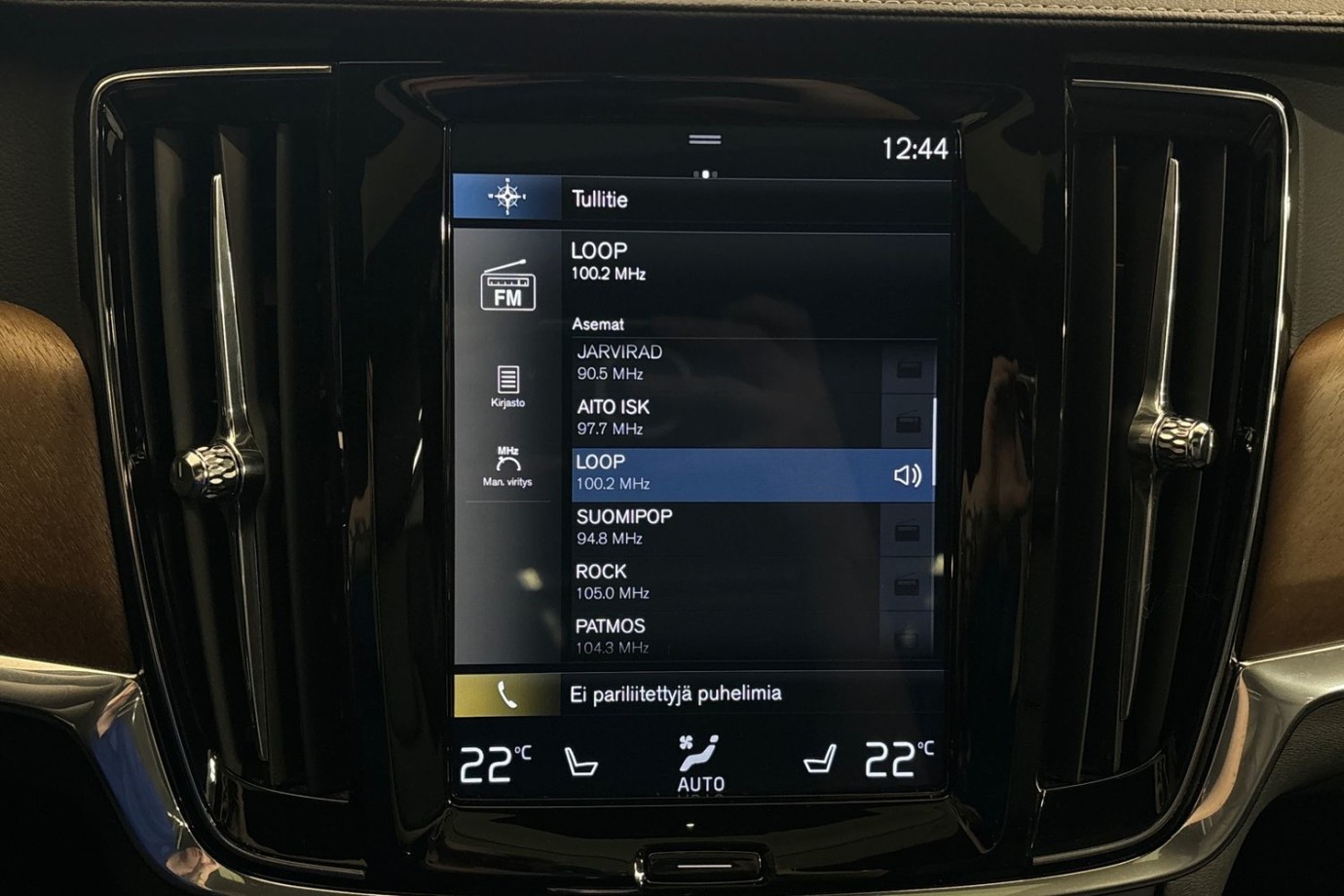 Esittelykuva Volvo S90 lataushybridiautosta.