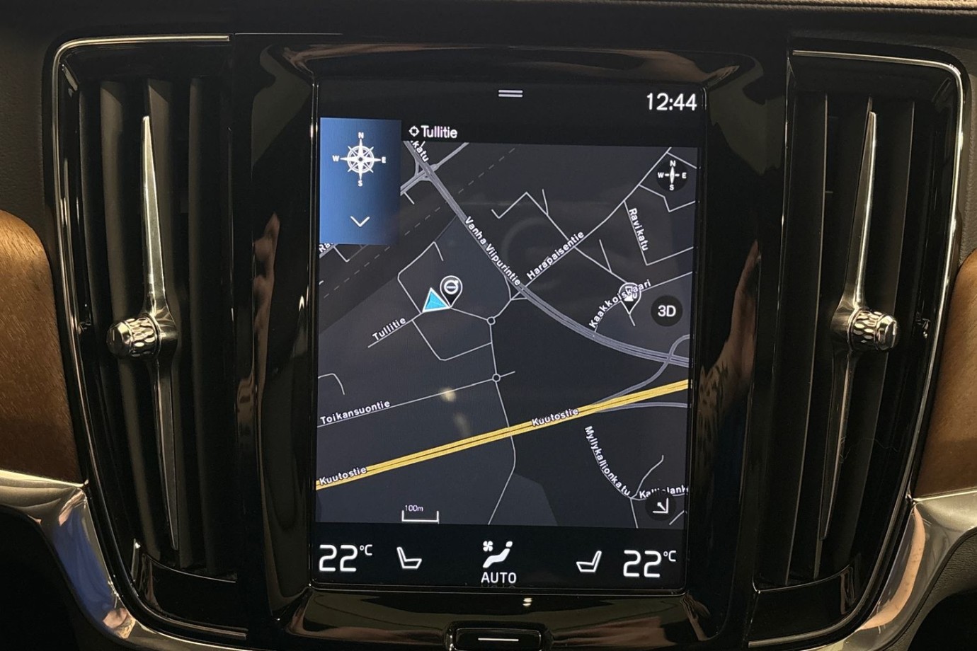 Esittelykuva Volvo S90 lataushybridiautosta.