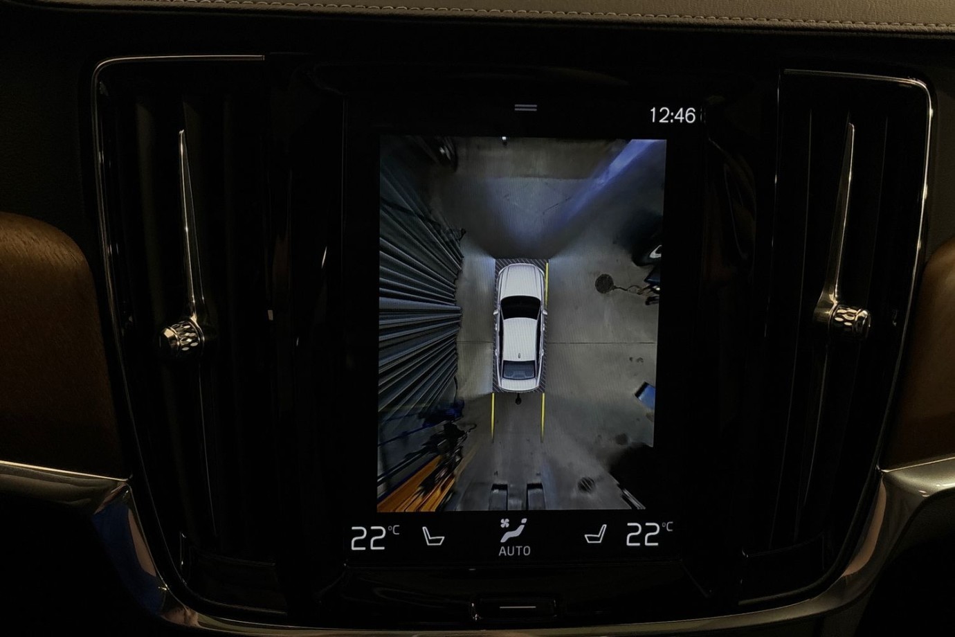 Esittelykuva Volvo S90 lataushybridiautosta.