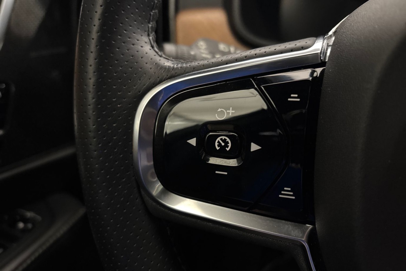 Esittelykuva Volvo S90 lataushybridiautosta.