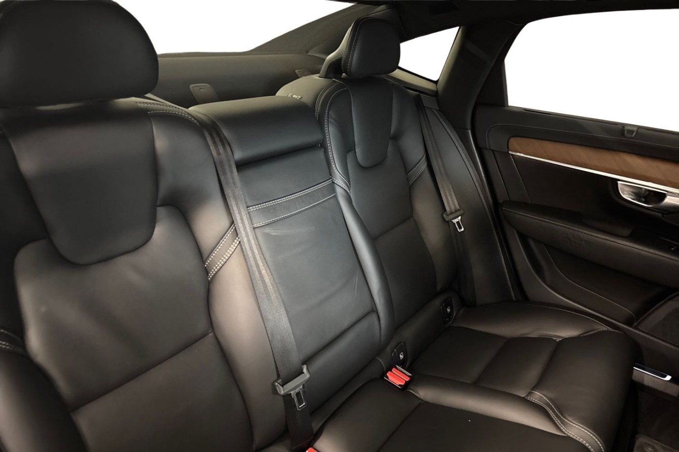 Esittelykuva Volvo S90 lataushybridiautosta.
