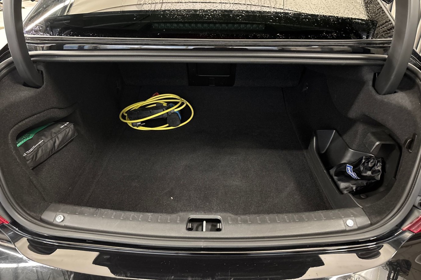 Esittelykuva Volvo S90 lataushybridiautosta.