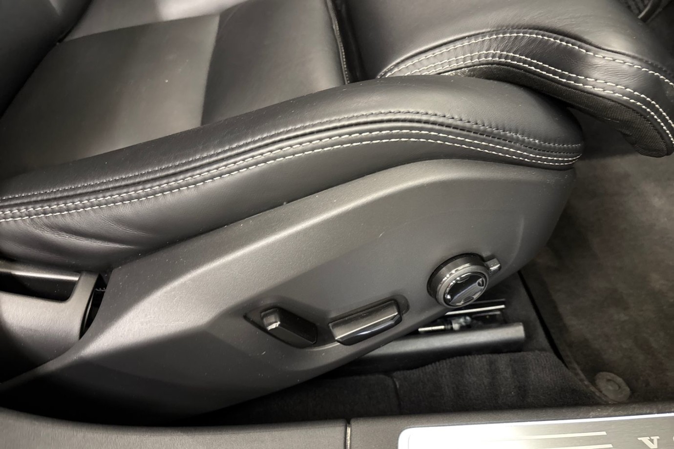 Esittelykuva Volvo S90 lataushybridiautosta.