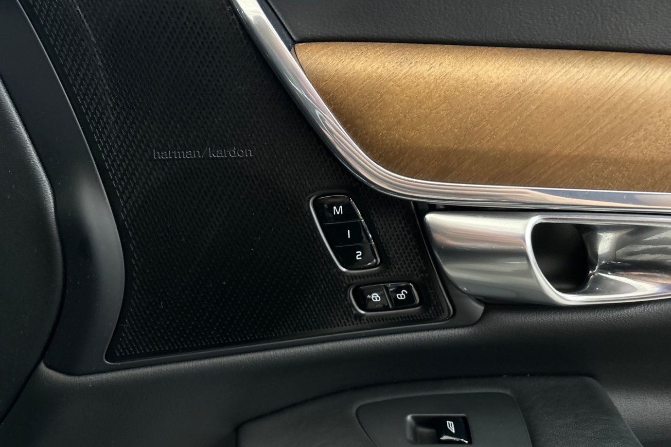 Esittelykuva Volvo S90 lataushybridiautosta.