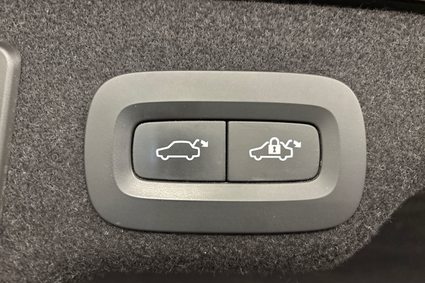 Esittelykuva Volvo S90 lataushybridiautosta.
