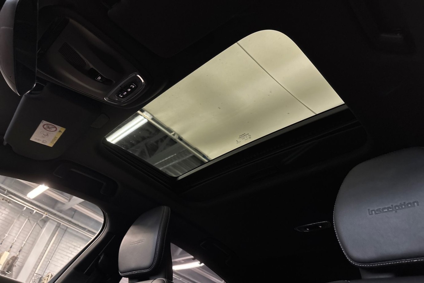Esittelykuva Volvo S90 lataushybridiautosta.