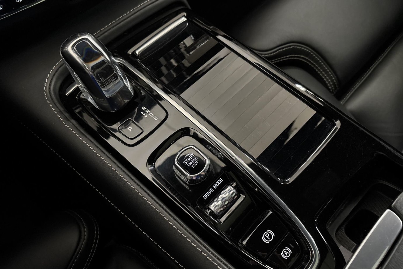 Esittelykuva Volvo S90 lataushybridiautosta.