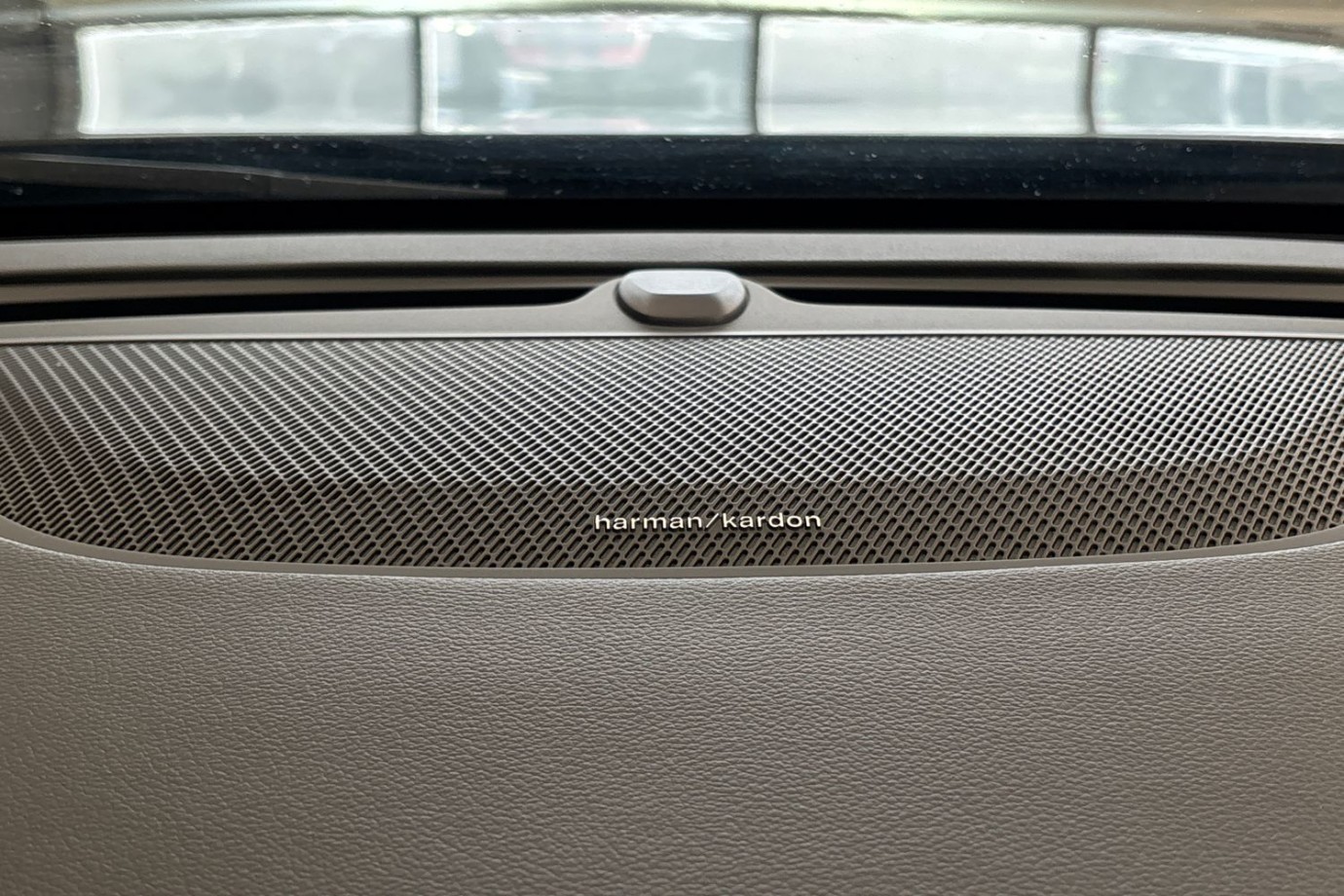 Esittelykuva Volvo S90 lataushybridiautosta.