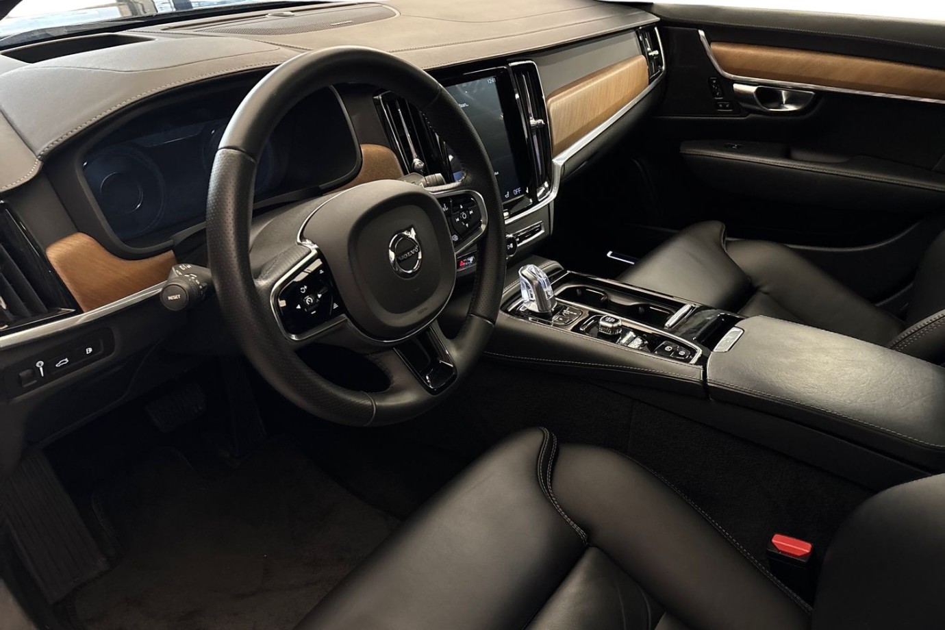 Esittelykuva Volvo S90 lataushybridiautosta.