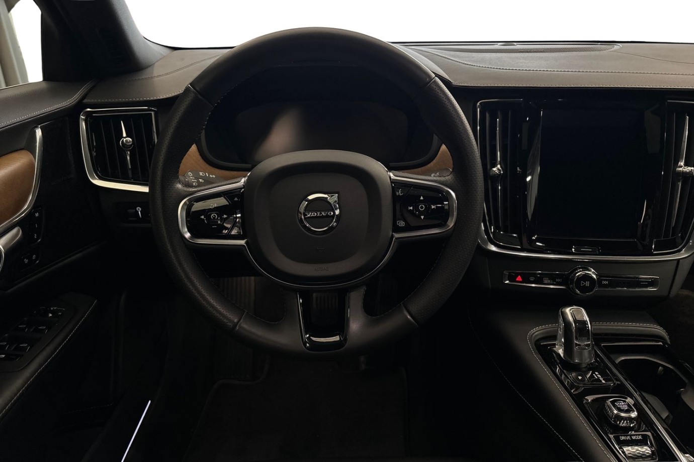 Esittelykuva Volvo S90 lataushybridiautosta.