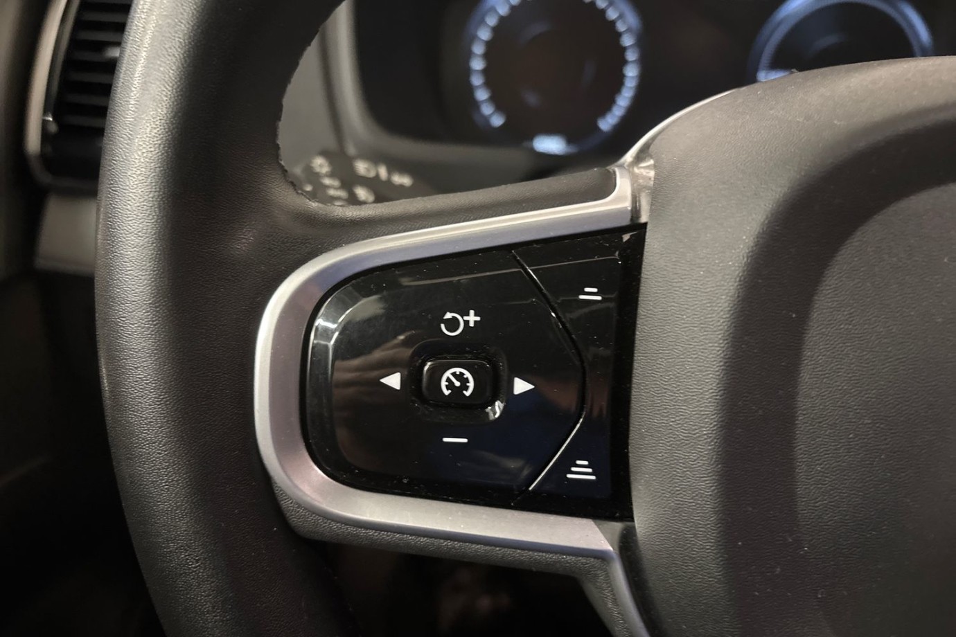 Esittelykuva Volvo XC90 lataushybridiautosta.