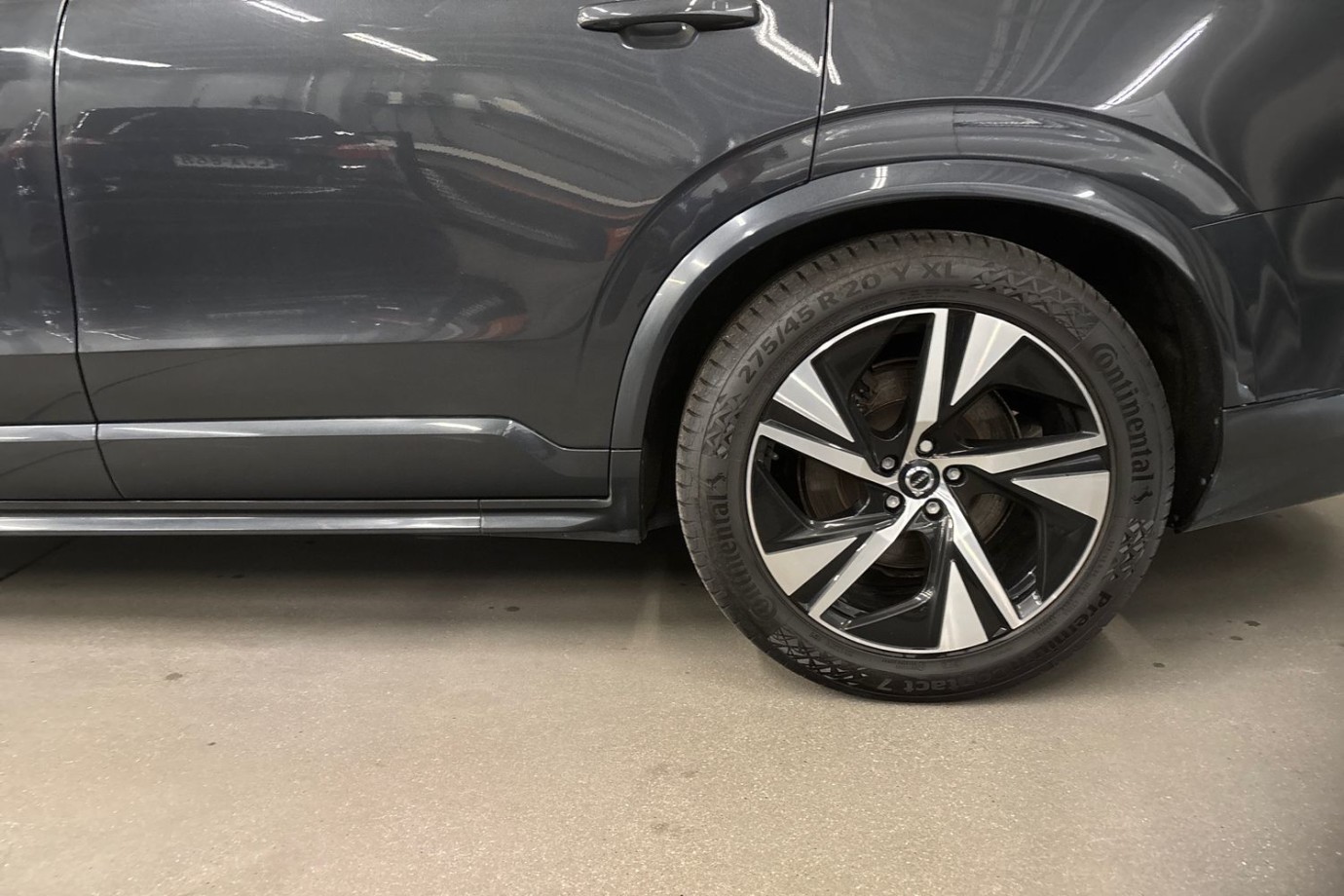 Esittelykuva Volvo XC90 lataushybridiautosta.