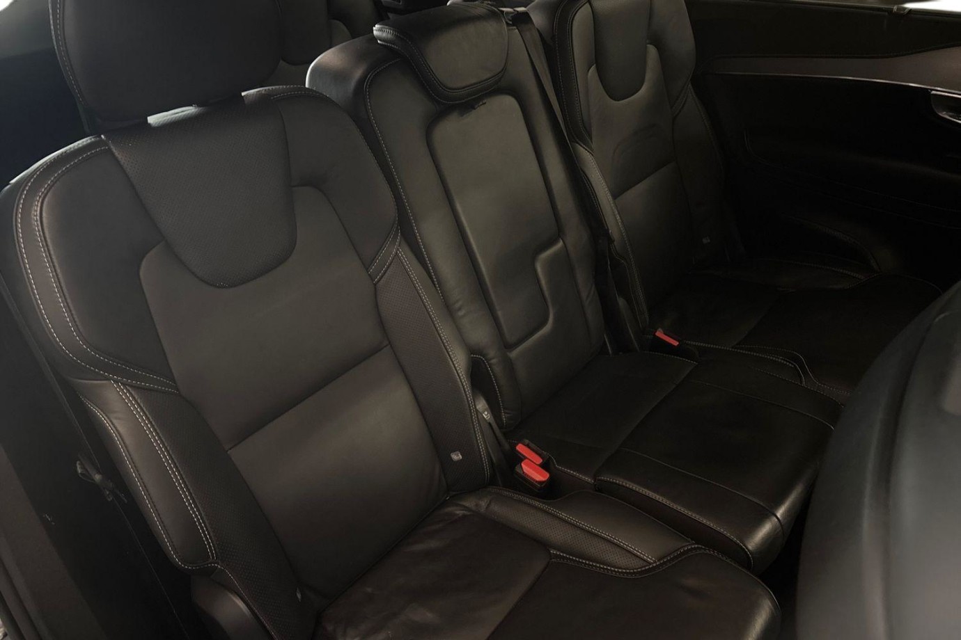 Esittelykuva Volvo XC90 lataushybridiautosta.