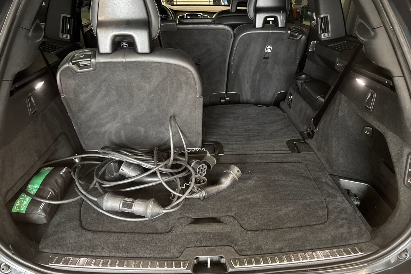 Esittelykuva Volvo XC90 lataushybridiautosta.
