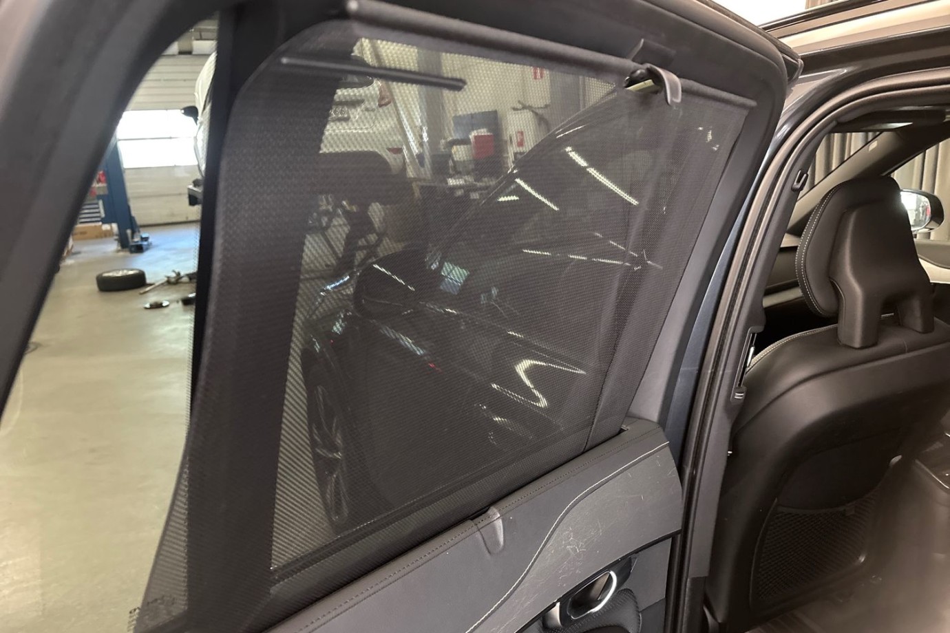 Esittelykuva Volvo XC90 lataushybridiautosta.