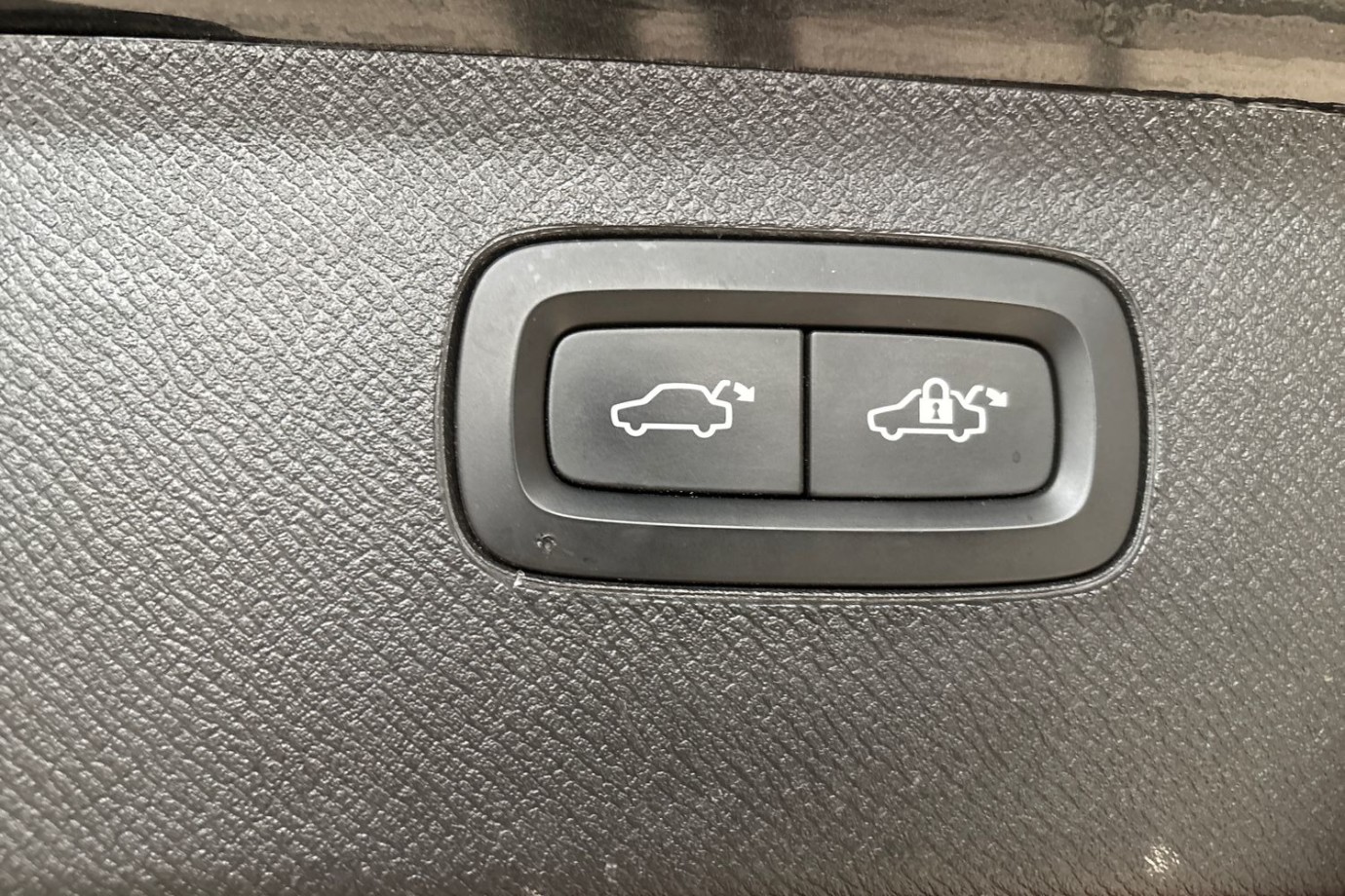 Esittelykuva Volvo XC90 lataushybridiautosta.