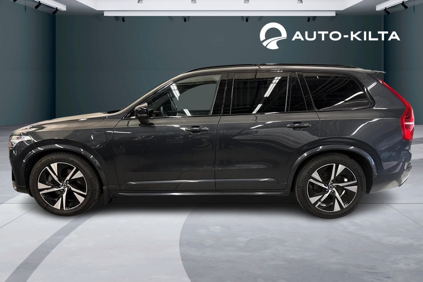 Esittelykuva Volvo XC90 lataushybridiautosta.