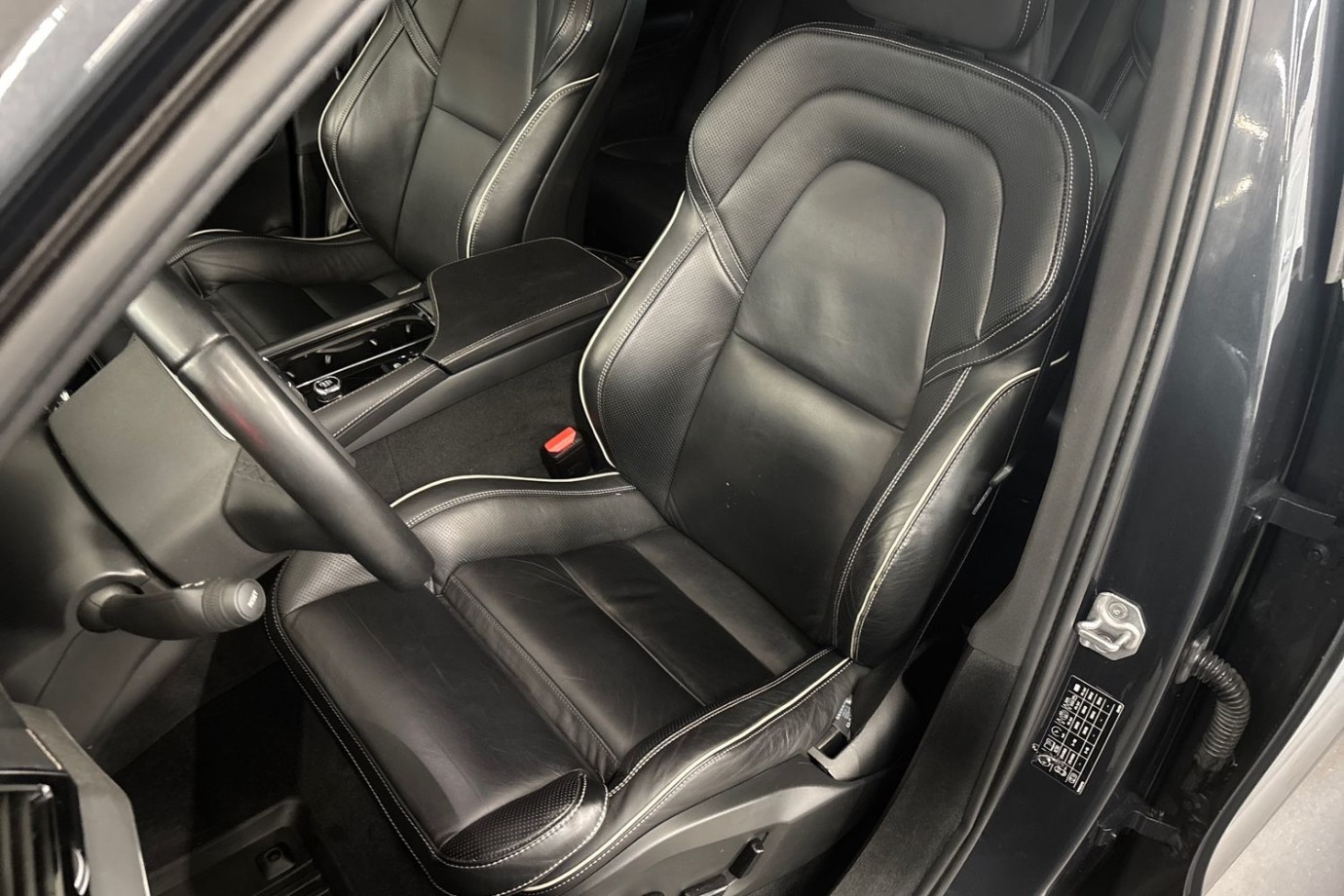 Esittelykuva Volvo XC90 lataushybridiautosta.