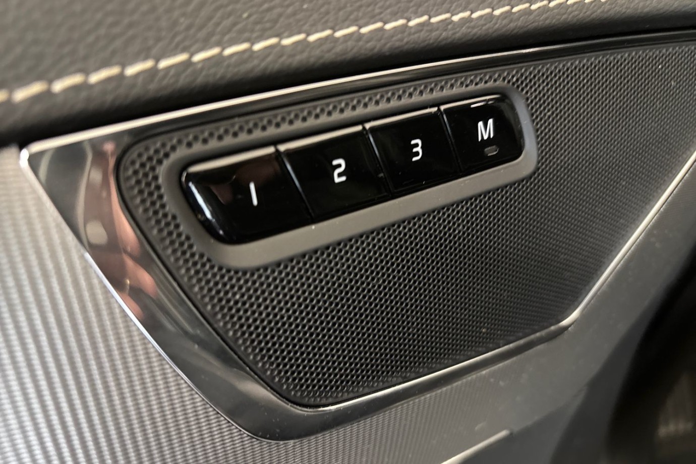 Esittelykuva Volvo XC90 lataushybridiautosta.