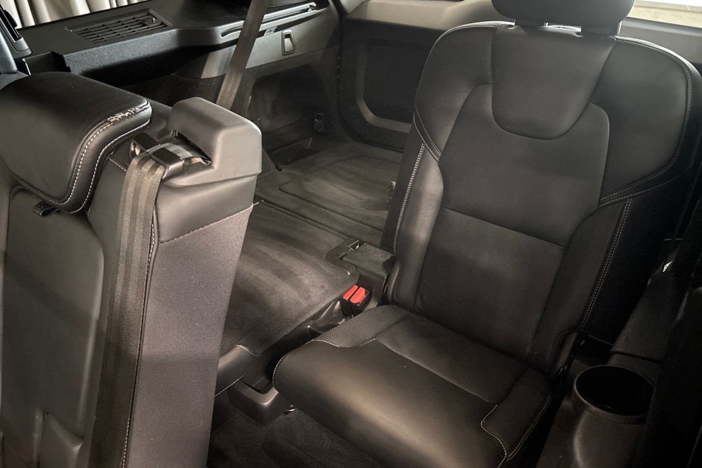 Esittelykuva Volvo XC90 lataushybridiautosta.