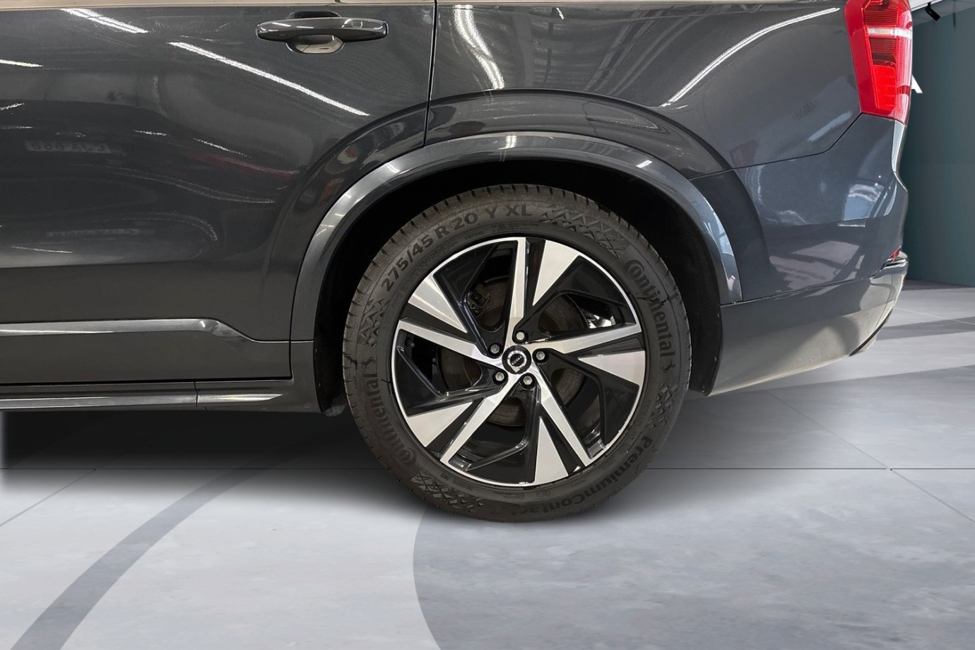 Esittelykuva Volvo XC90 lataushybridiautosta.