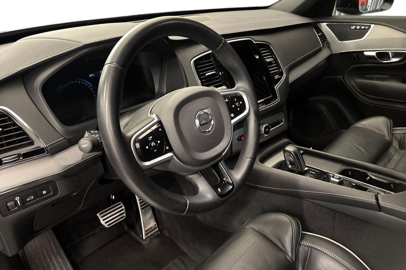 Esittelykuva Volvo XC90 lataushybridiautosta.