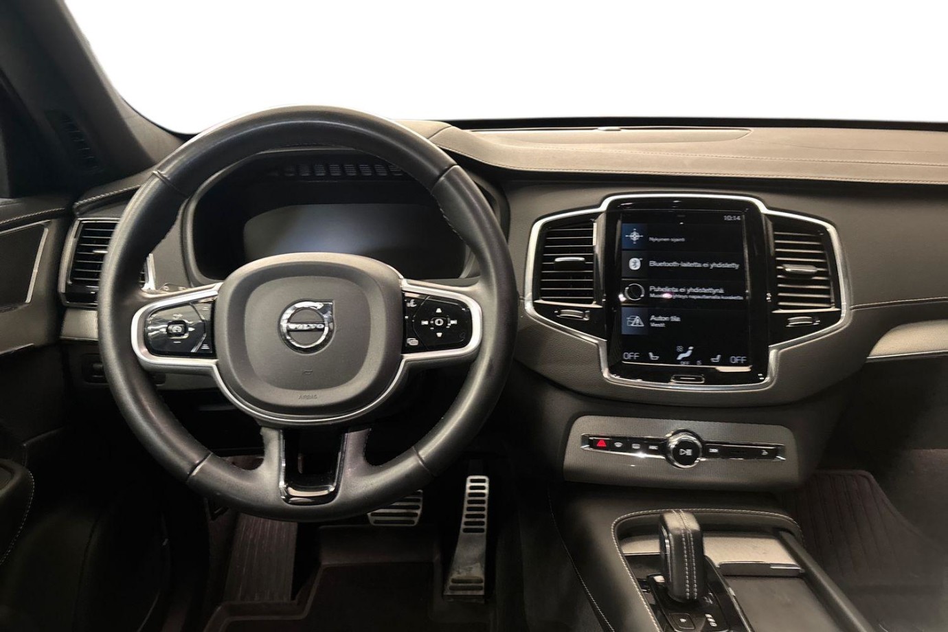 Esittelykuva Volvo XC90 lataushybridiautosta.