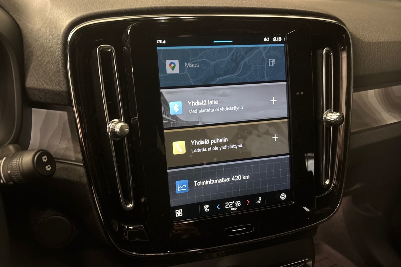 Esittelykuva Volvo EX40 täyssähköautosta.