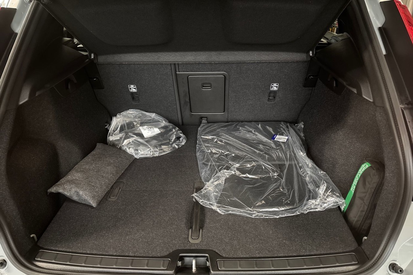 Esittelykuva Volvo EX40 täyssähköautosta.