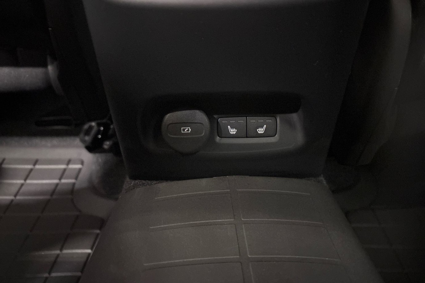 Esittelykuva Volvo EX40 täyssähköautosta.