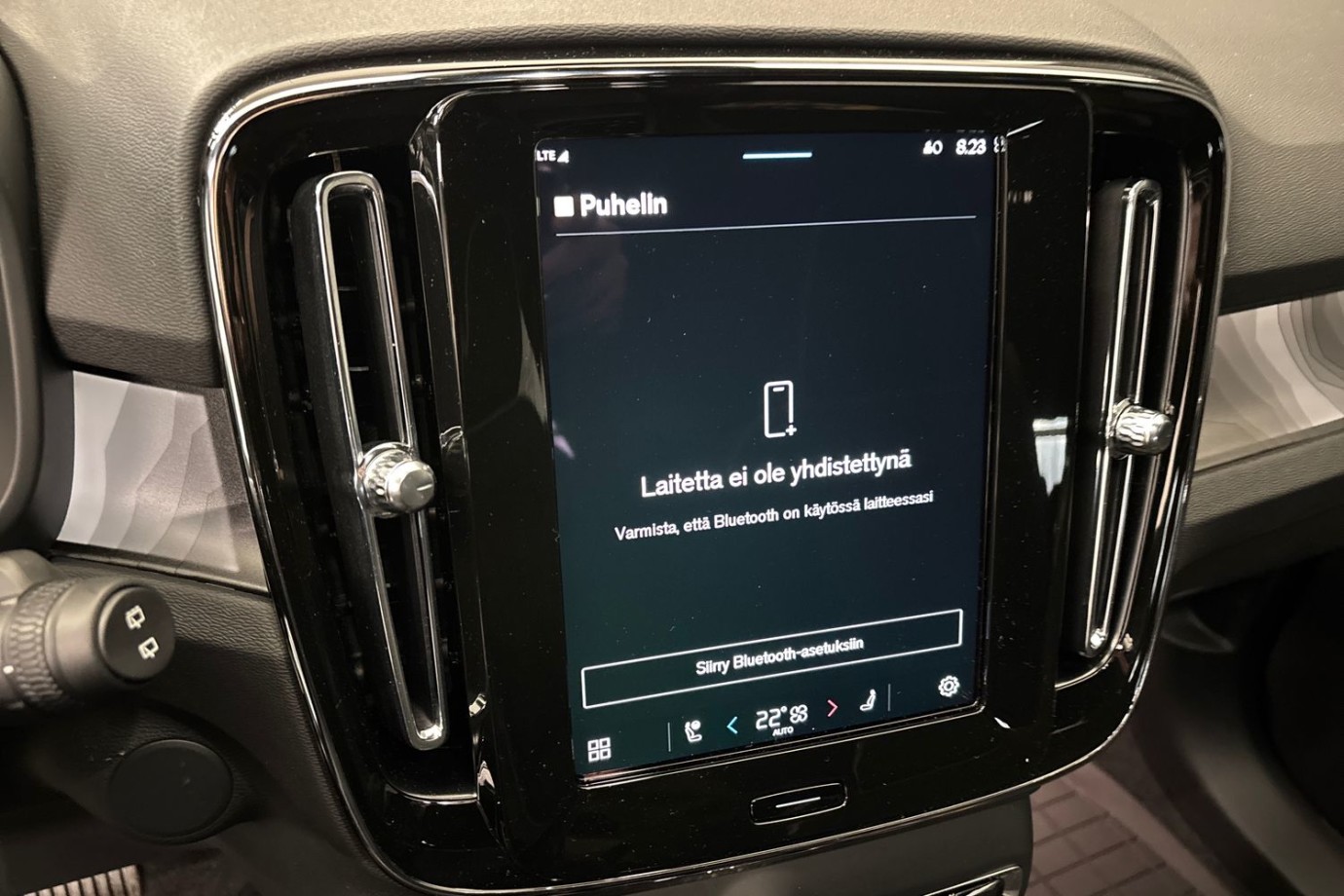 Esittelykuva Volvo EX40 täyssähköautosta.