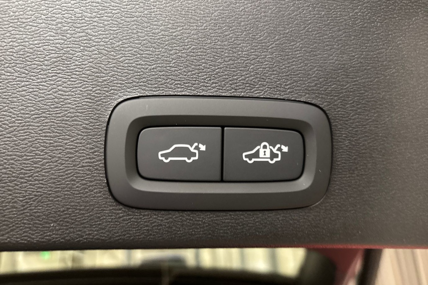 Esittelykuva Volvo EX40 täyssähköautosta.