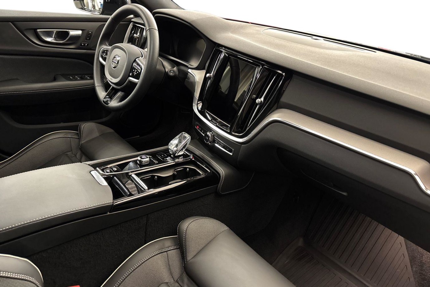 Esittelykuva VOLVO V60 lataushybridiautosta.