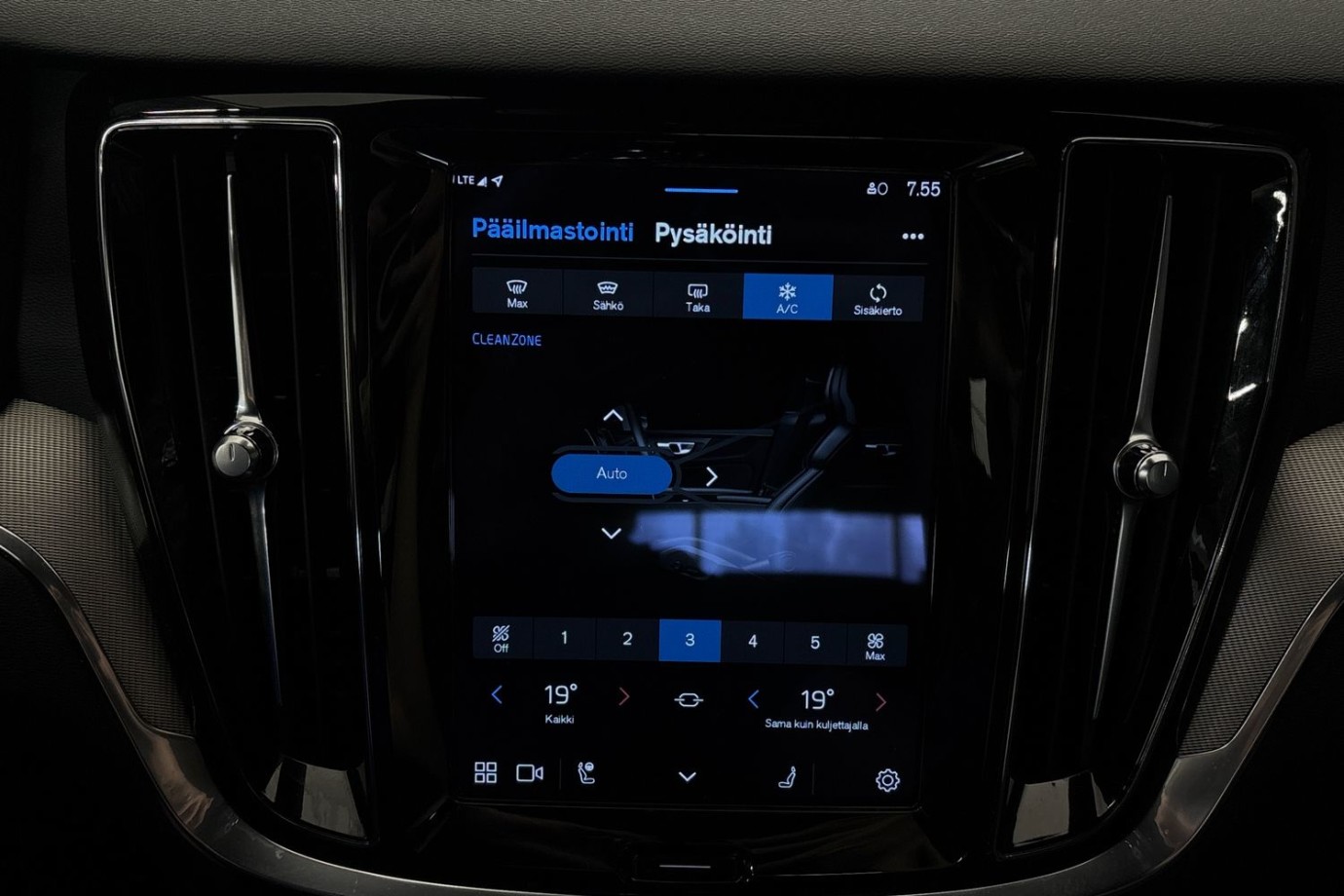 Esittelykuva VOLVO V60 lataushybridiautosta.