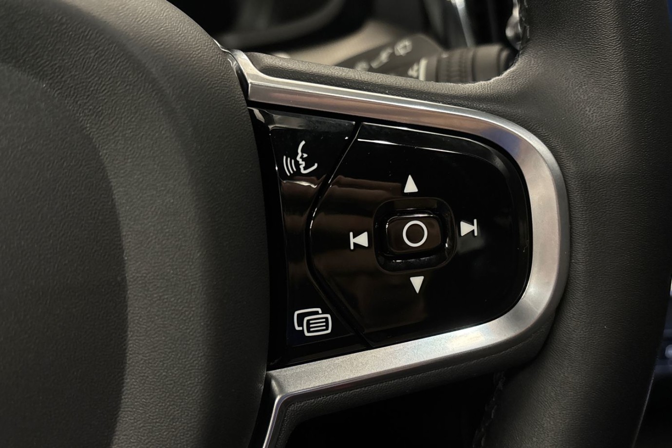 Esittelykuva VOLVO V60 lataushybridiautosta.
