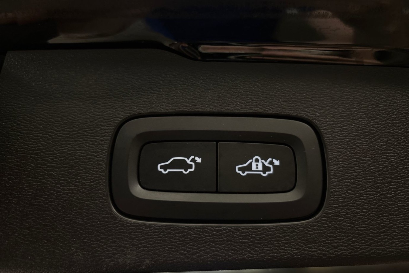 Esittelykuva VOLVO V60 lataushybridiautosta.