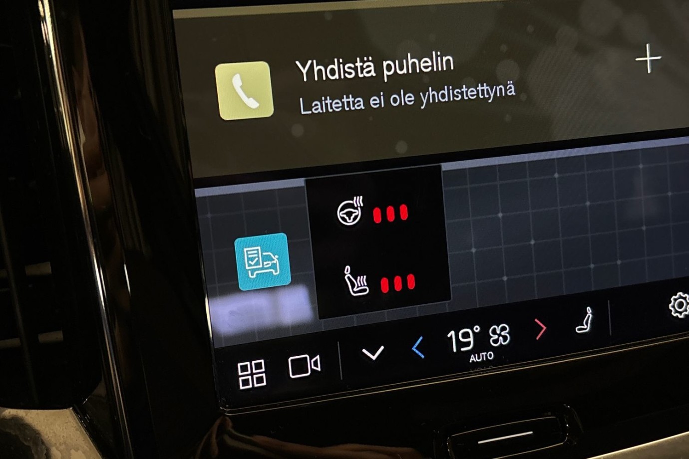 Esittelykuva VOLVO V60 lataushybridiautosta.