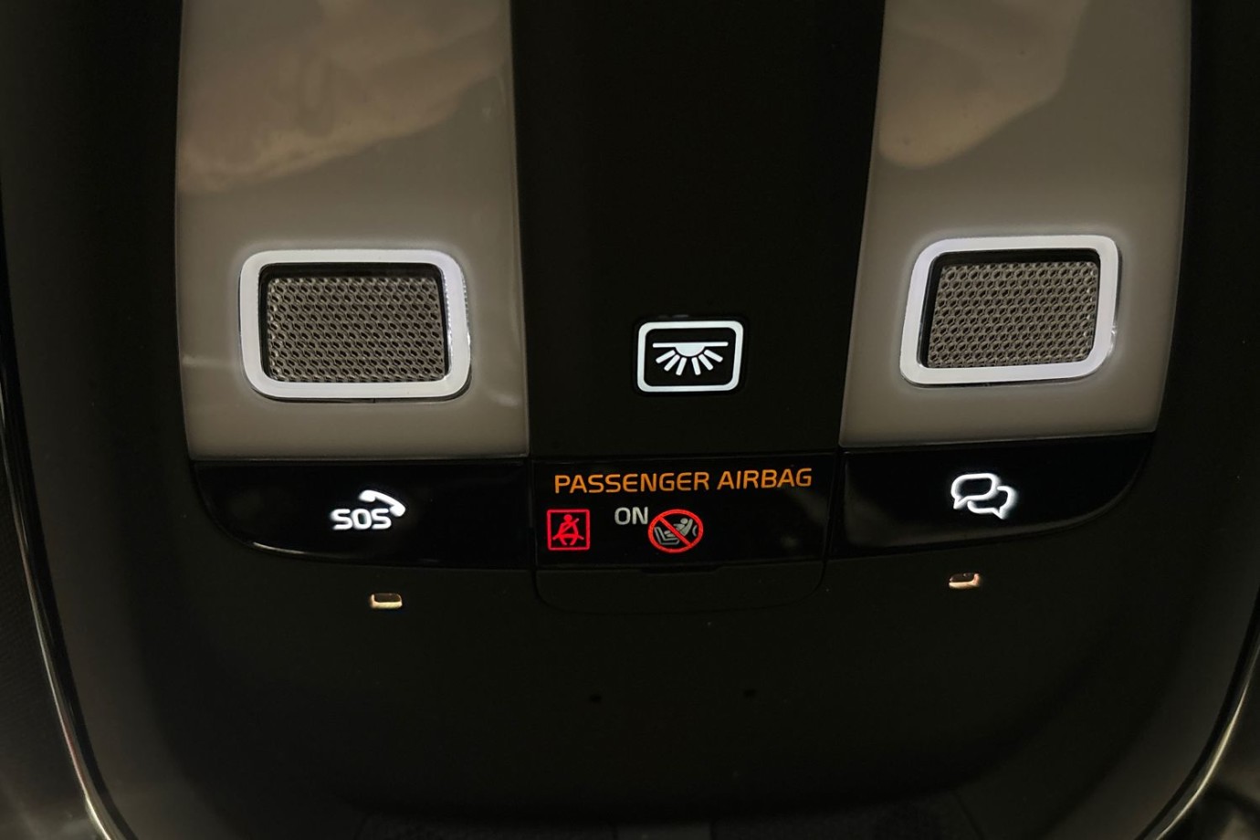 Esittelykuva VOLVO V60 lataushybridiautosta.