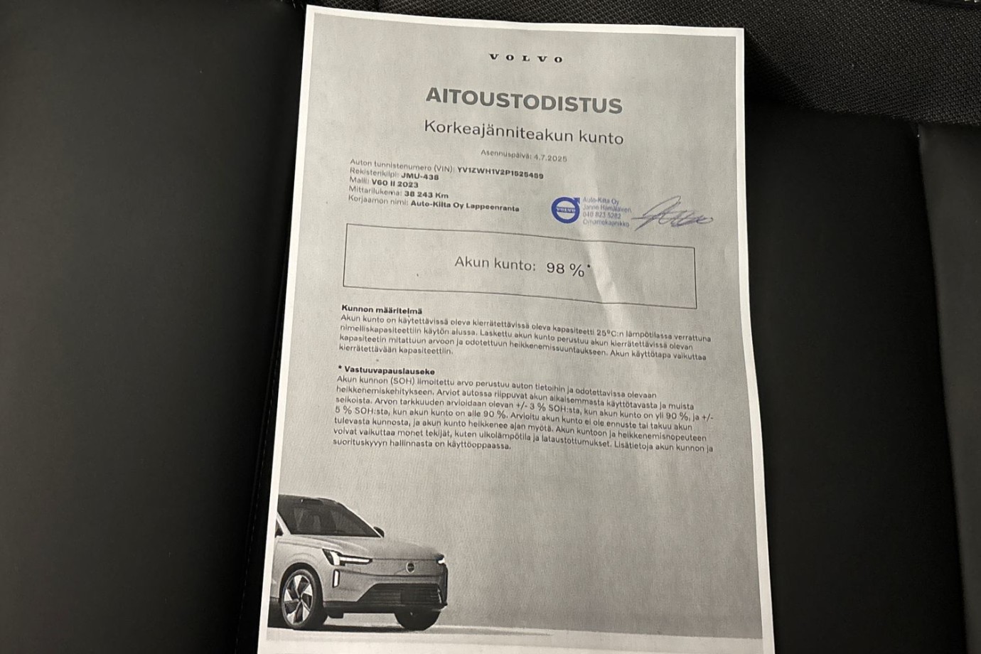 Esittelykuva VOLVO V60 lataushybridiautosta.