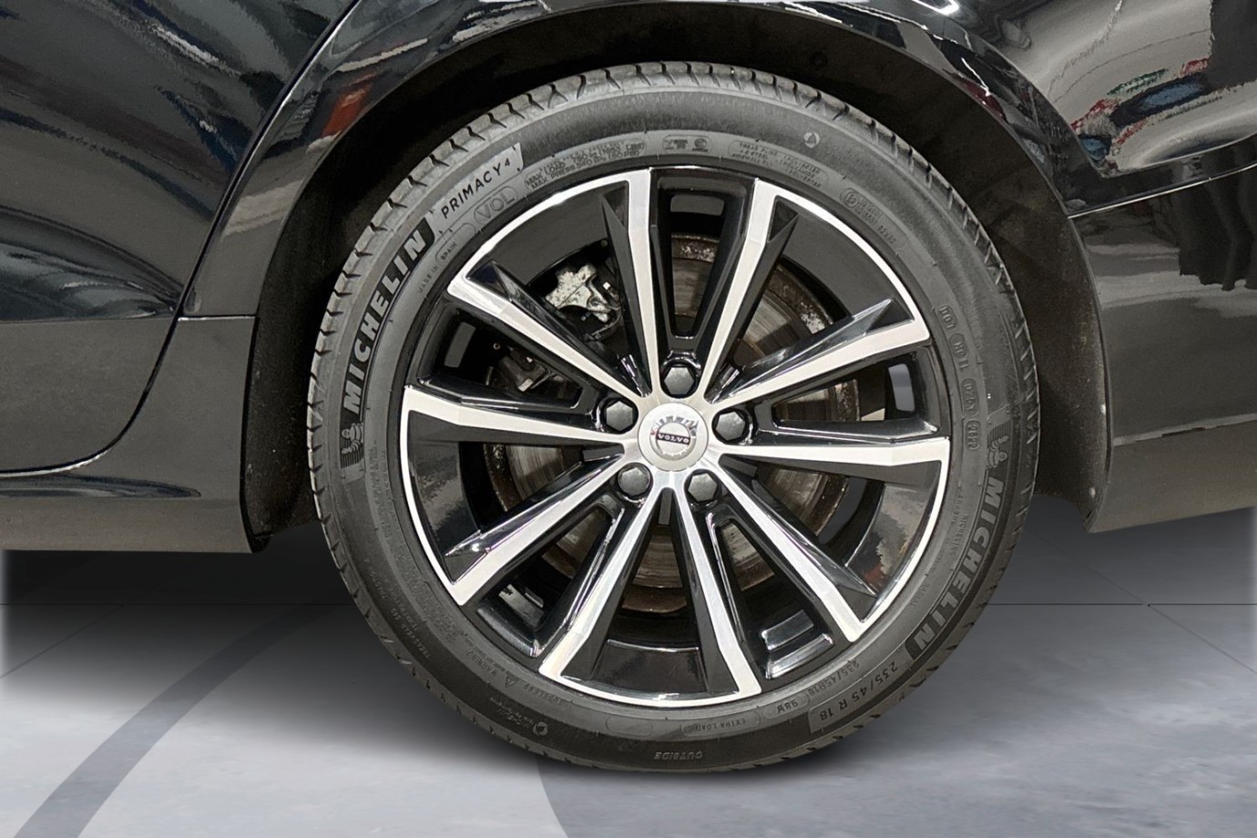 Esittelykuva VOLVO V60 lataushybridiautosta.