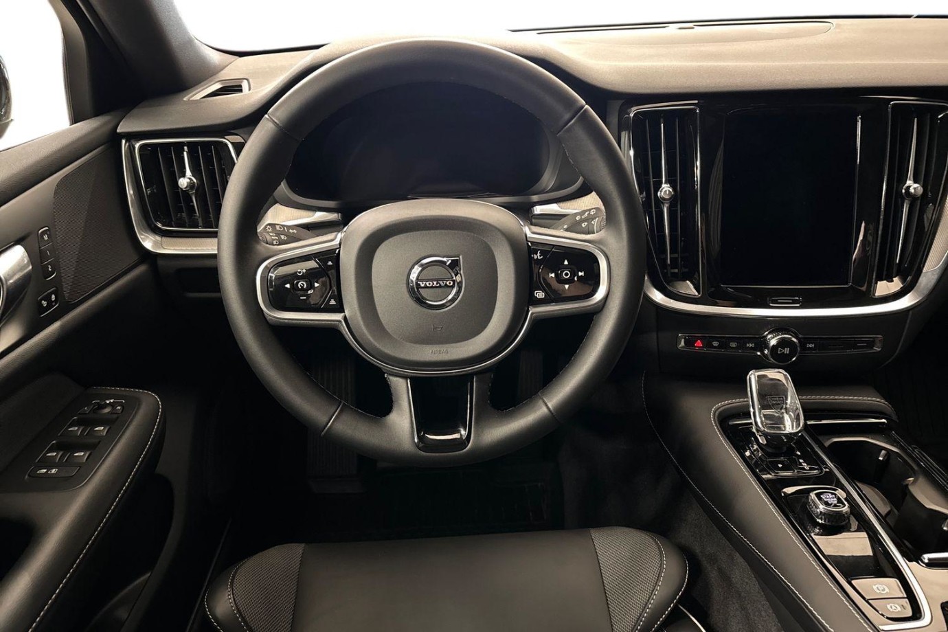 Esittelykuva VOLVO V60 lataushybridiautosta.