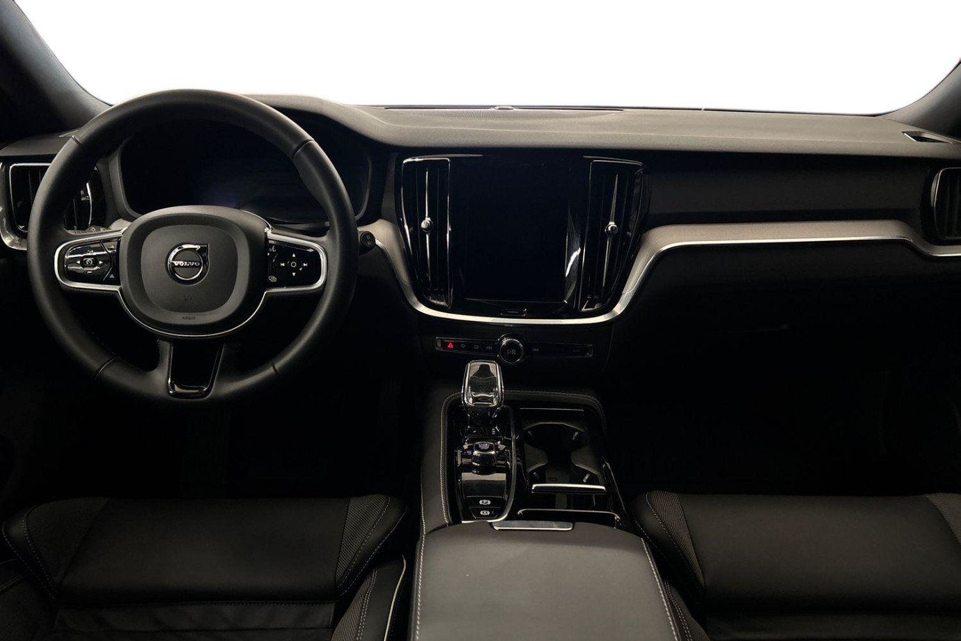 Esittelykuva VOLVO V60 lataushybridiautosta.