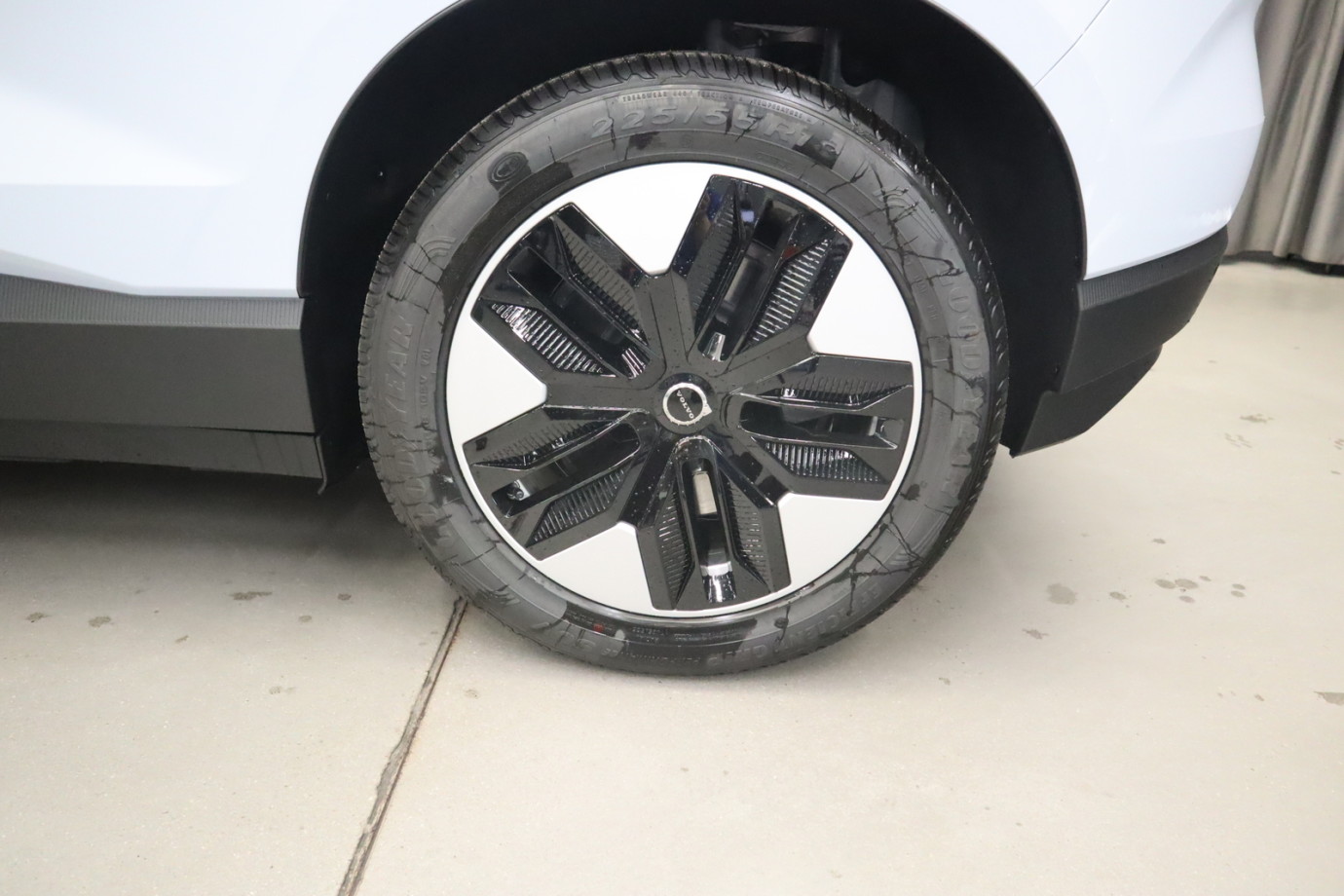 Esittelykuva Volvo EX30 täyssähköautosta.